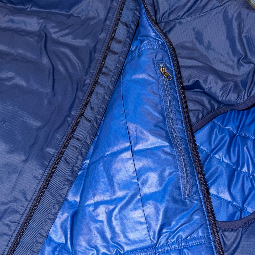 Patagonia Men's Navy Insulated Vest - Picture 5 of 6